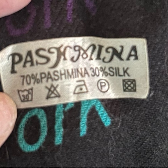 Pashmina Black New York Scarf with Fringed Ends - Picture 2 of 2